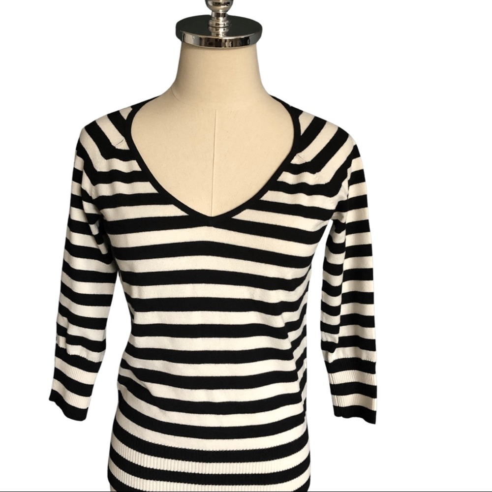 DANA BUCHMAN STRIPED BLACK & CREAM TOP SZ SMALL 3/4 SLEEVE ROUNDED V-NECK